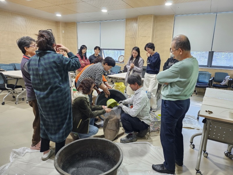[크기변환]광주시 퇴촌남종면주민자치센터, 천연비료 만들기 교육 실시 (2).jpg