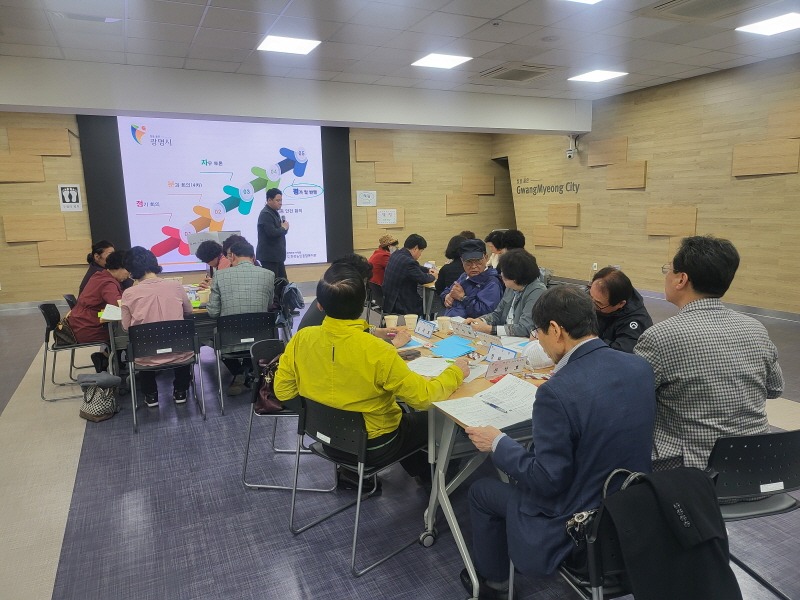 (광명3)광명시는 지난 17일 광명시청 중회의실에서 노인위원회 건강증진분과  일자리분과  사회안전망분과 등 3개 분과 회의를 진행했다.jpg