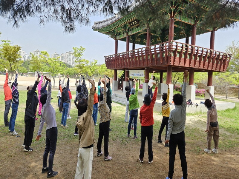 4. 수원 장안구보건소, 만석공원에서 한방 기공체조 교실 운영.jpg