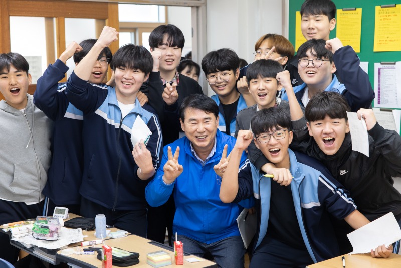 ★ [사진3] 이정선 교육감, ‘도전! 친구 사랑 골든벨’ 참여, 편견의 벽 허물다.jpg