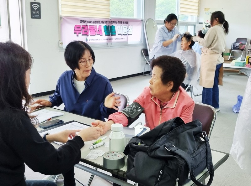 6-1. 보성군 겸백면, 귀농인 재능기부 ‘우리 동네 청춘 미용실’운영_겸백면 맞춤형복지팀 방문간호사가 어르신의 혈압, 혈당을 체크하고 건강상담 진행.jpg