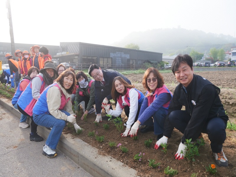4.26. - 강수현 양주시장, ‘2024년 백석읍 시민참여 봄맞이 대청소 및 꽃심기 행사’ 동참ⵈ‘구슬땀’5.jpg