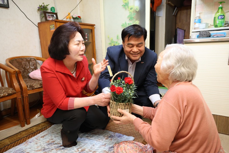 1. 동해시, 반려식물 지원 고독사 예방 ‘온 힘’ (2).jpg