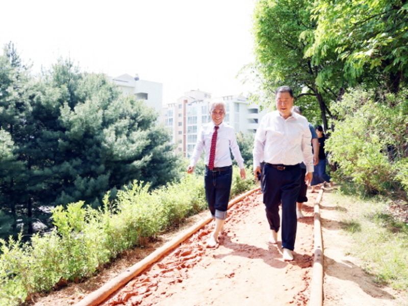 4. 파주시, 첫 번째 맨발 황톳길 개장 (2).jpg
