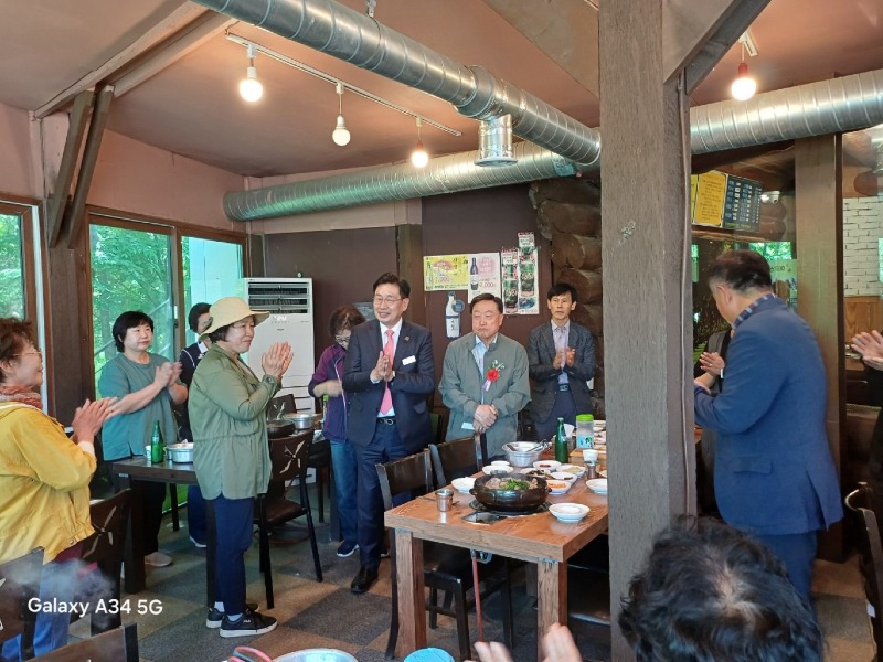 06 강하면 독지가 어르신 경로잔치 성금 기탁(2).JPG