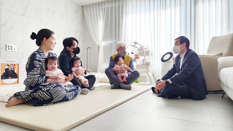 240510 충주시, 세쌍둥이 5가정에 선물.jpg