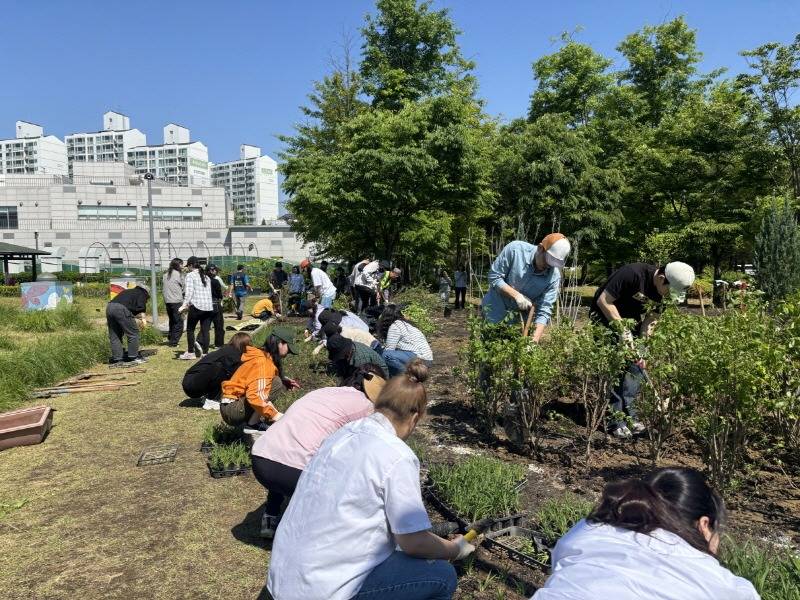 4. 수원 서호꽃뫼공원에 시민들이 예쁜 정원 만들었어요!.jpg