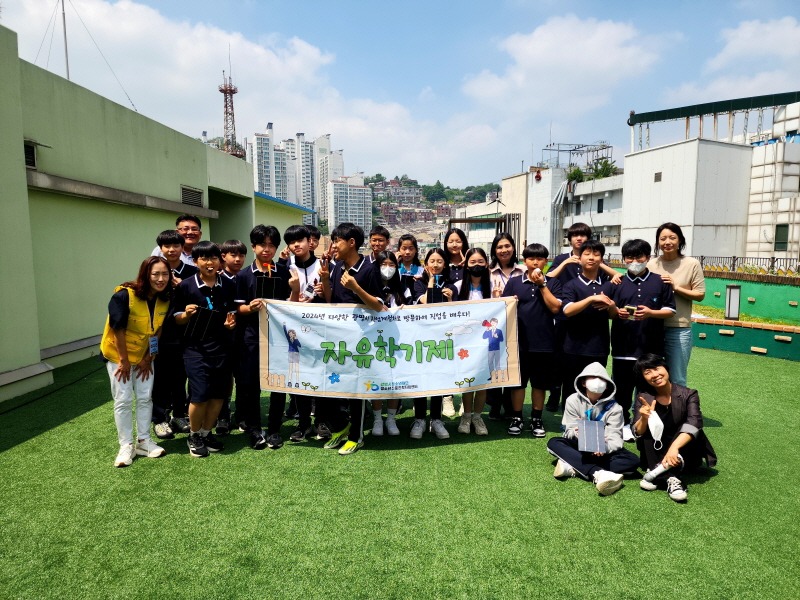 (광명5-1)광명시 기후에너지센터에 지난 21일 철산중학교 학생들이 방문해 재생에너지를 체험하고 관련 직업을 알아보는 시간을 보냈다.jpg