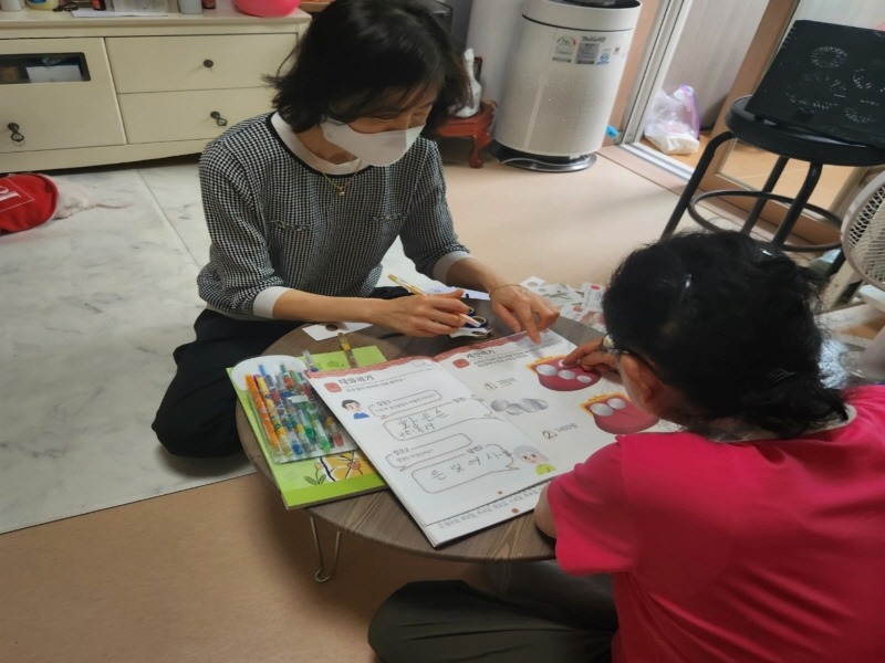 (광명1)광명시 치매안심센터가 지역 스타트업인 ‘청춘더하기’와 재미있는 이야기를 통해 치매 어르신 인지장애 예방에 나서고 있다.jpg