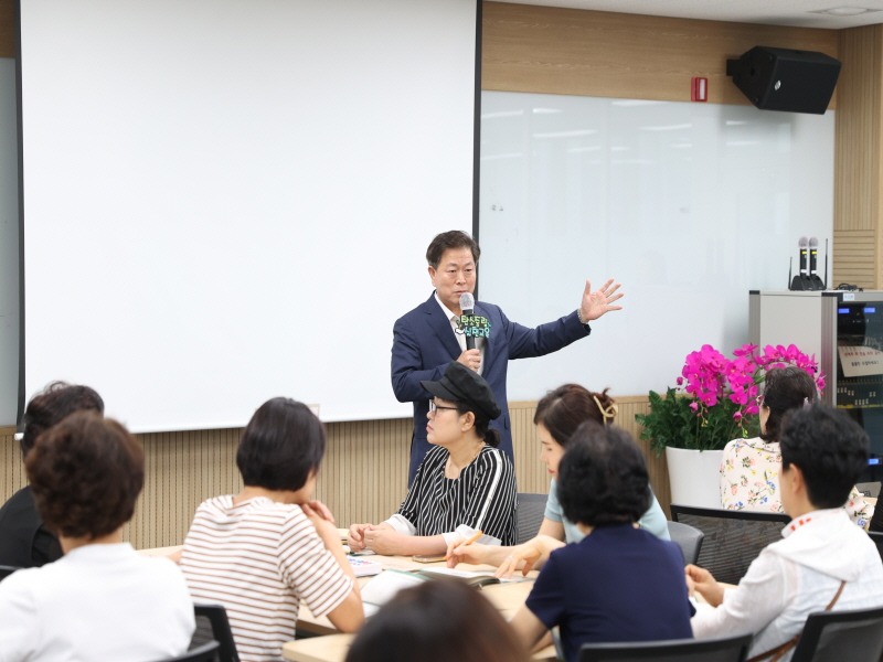 (광명1-1)광명시는 지난 11일 ‘2024년 광명시 마을리더 탄소중립 실천 교육’ 개강식을 진행했다.jpg