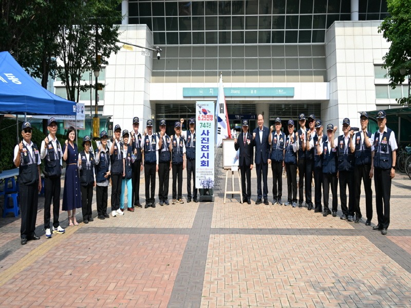 2. 동두천시 무공수훈자회, 제74주년 6·25한국전쟁 사진 전시회 개최(1).jpg