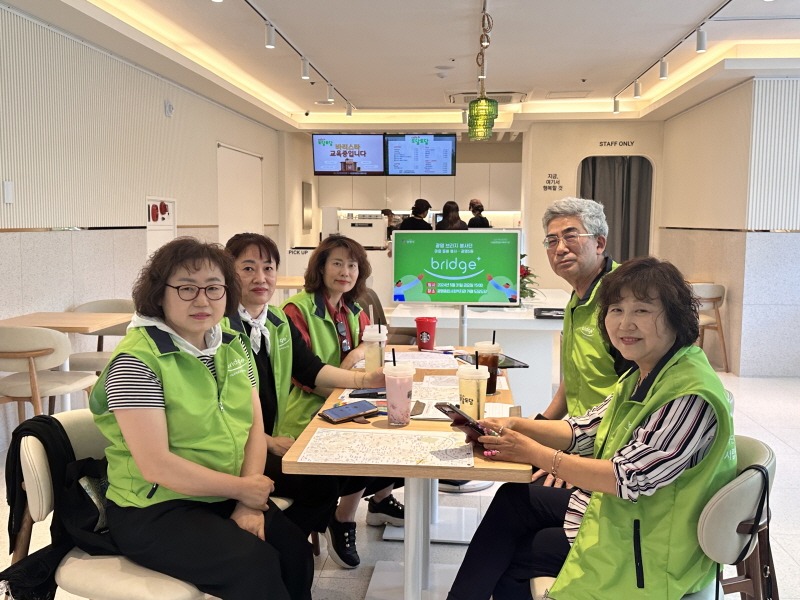 (광명3)광명종합사회복지관은 지역주민이 함께 어울려 살아가는 마을공동체를 만들어 가고자 광명 온(ON) 동네 복지관 사업의 하나로 ‘광명 브리지 봉사단’ 활동을 지속하고 있다.jpg