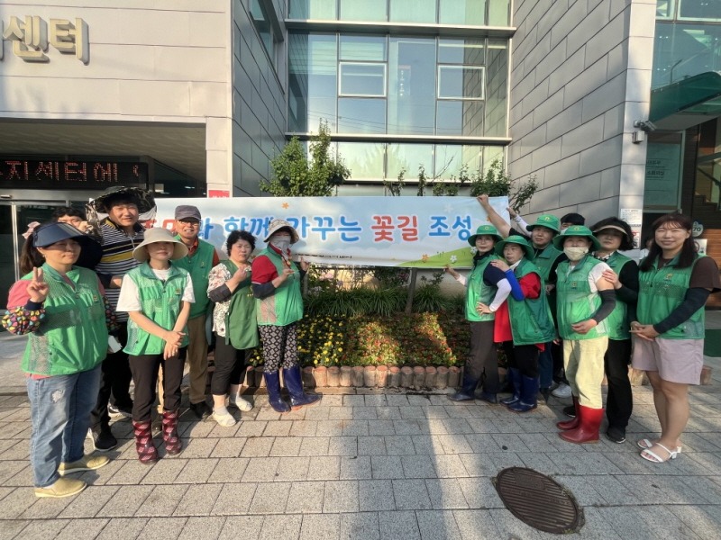 2-1 서정동 새마을부녀회 아름다운 꽃길 조성을 위한 여름꽃 심기.jpg