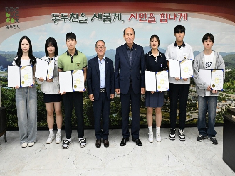 1. 농협 동두천시지부, 동두천시 관내 우수 학생 장학금 전달(1).jpg