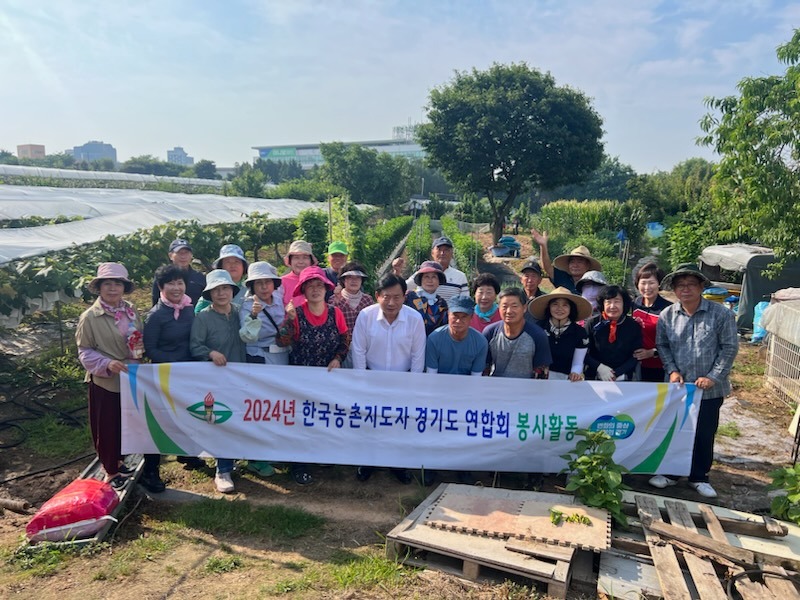 4.농촌지도자수원시연합회,수원시 포도농가에서 일손 돕기 자원봉사.jpg