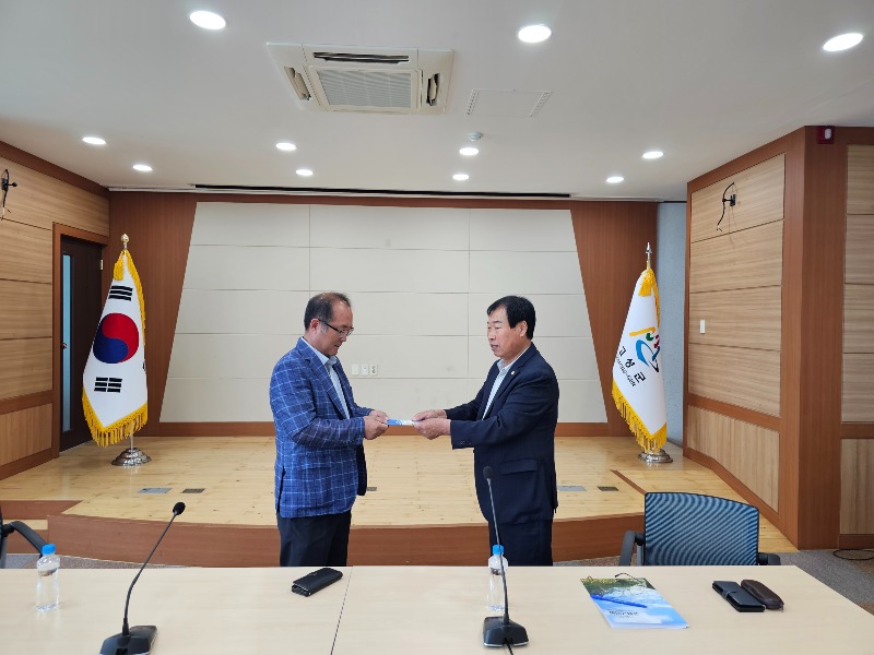 2 현내면장 장학회 기탁 2.jpg