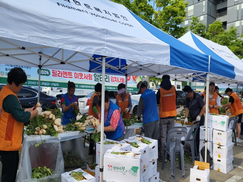 1.(사)필라멘트 복지법인, 안산시에 사랑의 알타리 무김치 전하며 나눔 실천.jpeg