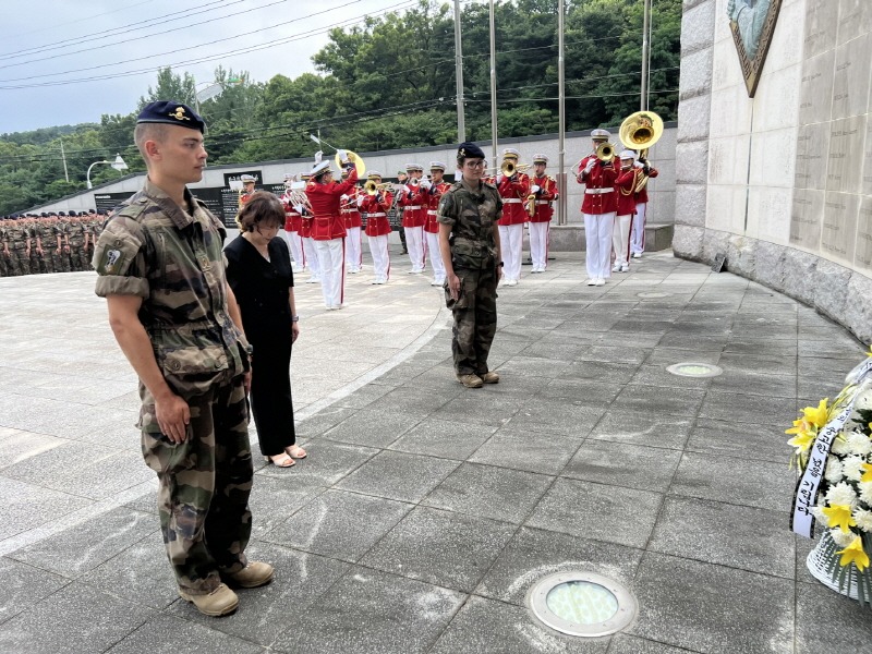 3-1. 프랑스 생시르육군사관학교 제209기 생도,  수원 프랑스군 참전 기념비 방문해 참배·헌화.jpg