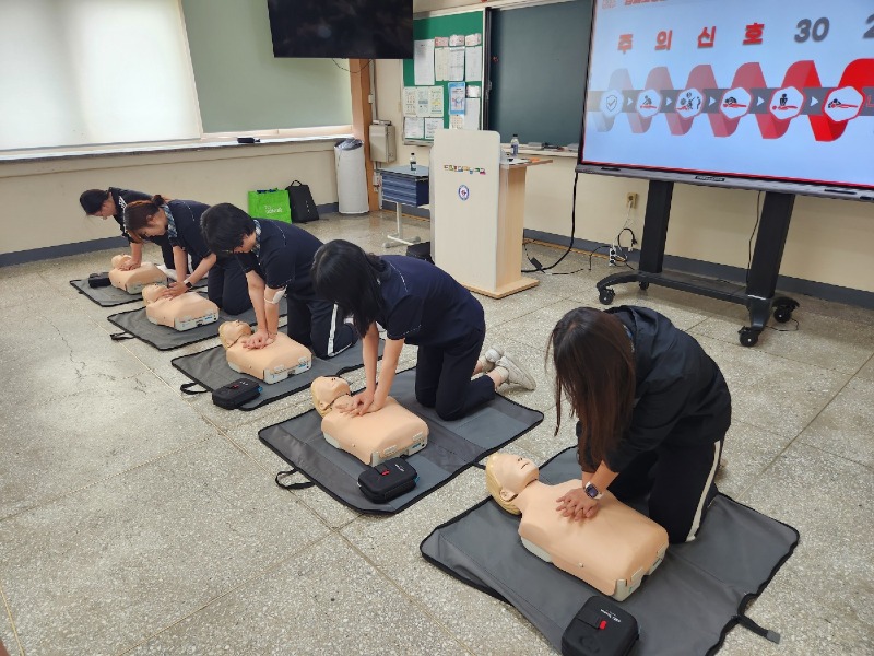[0704]3.사진자료(춘천한샘고 바이오코스메틱과 심폐소생술 교육 실시)(2).jpg