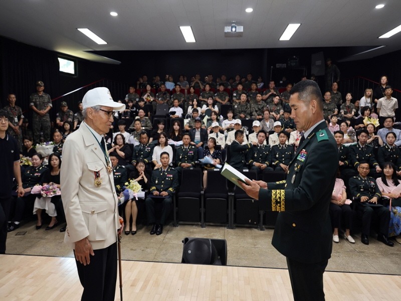 3.복지정책과(의정부시, 6.25 참전영웅 오문환 옹‘병장’ 특별진급식 열려).jpg