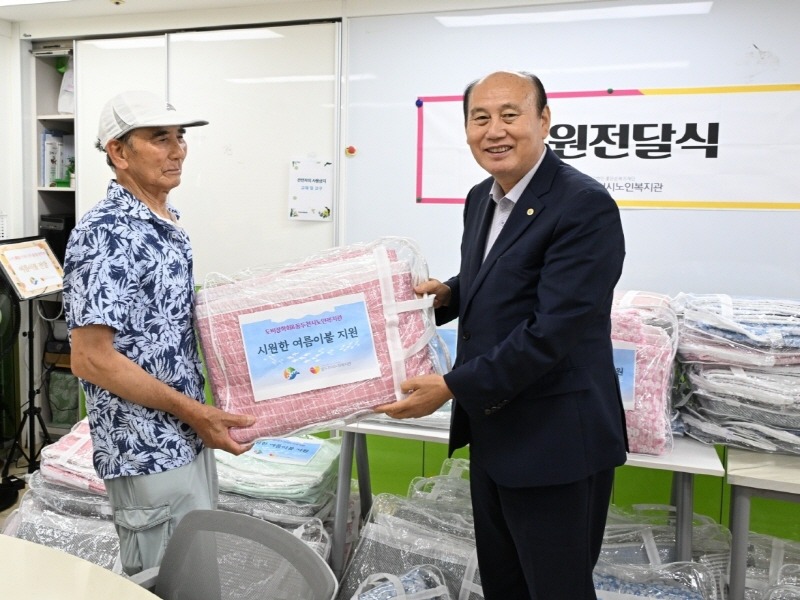 2. 도비장학회, 혹서기 취약계층 어르신들을 위한 여름 이불 지원(1).jpg