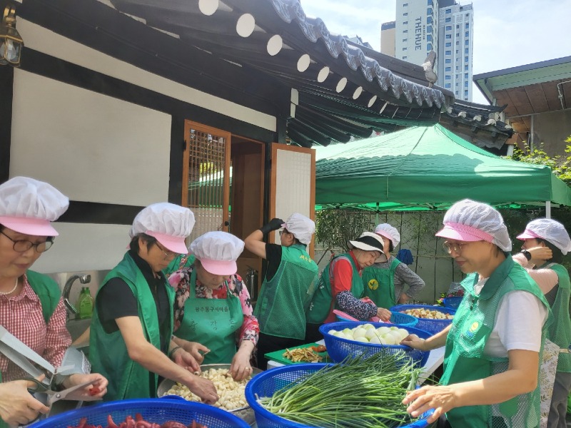 7.5 충장동, 사랑 듬뿍 담긴 열무김치 나눔(사진).jpg