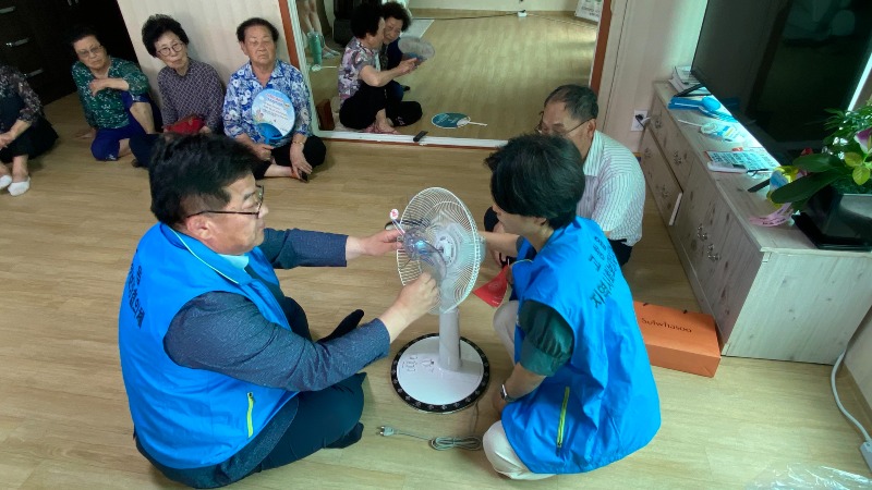 고창읍 폭염대비 경로당 선풍기 전달.jpg
