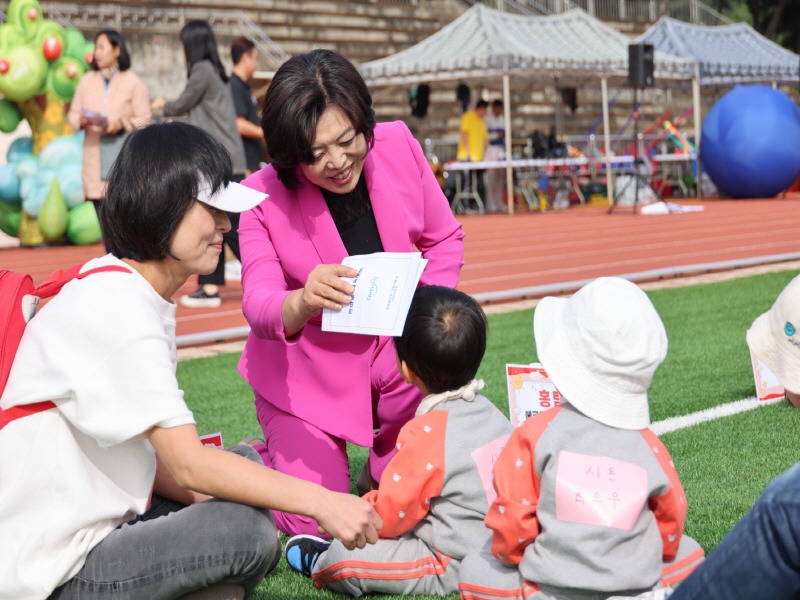 2023년 10월 열린 과천 어린이집 한마음 체육대회에서 신계용 시장이 아이에게 햇볕을 가려주고 있는 모습.jpg