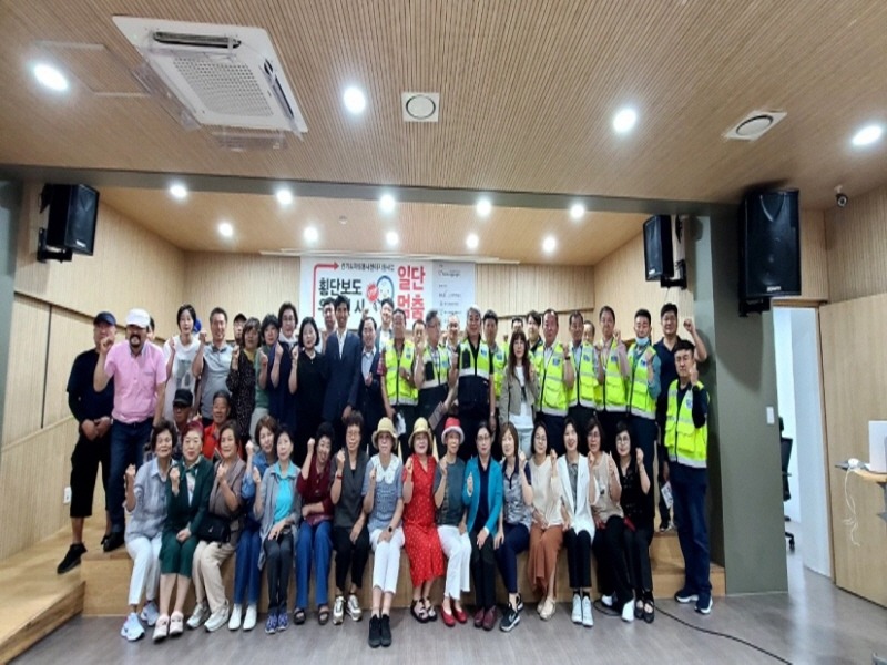 6. 파주시자원봉사센터, 교차로 우회전 시 일단 멈춤 캠페인.jpg