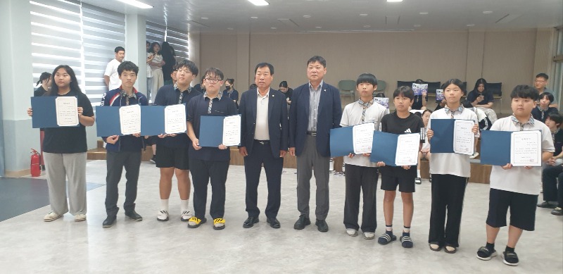 2 사진보도자료 - 현내면장학회 장학금 전달사진.jpg