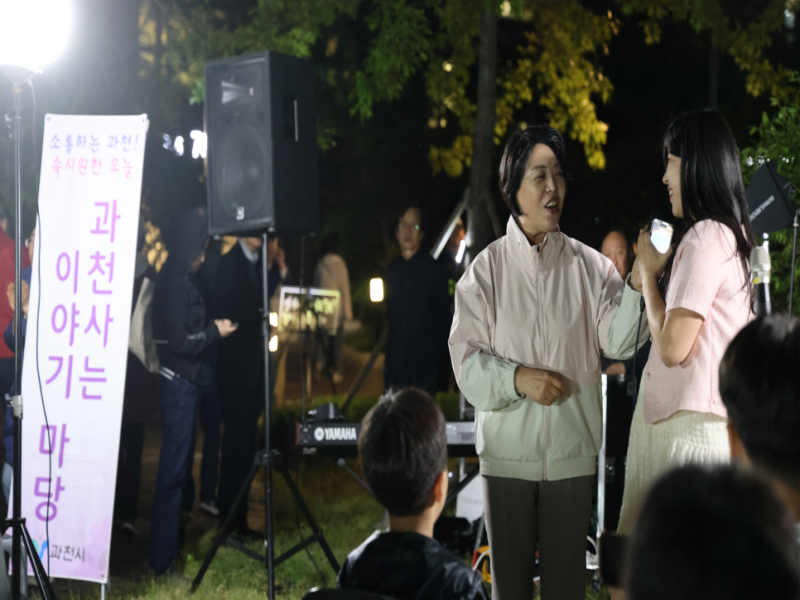 신계용 과천시장이2024년 5월 열린 시민간담회 과천사는 이야기마당에서 임신중인 한 시민과 이야기 나누고 있다.png