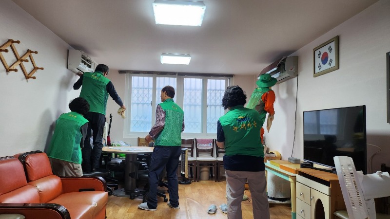 5 문수동 새마을협의회·부녀회, 경로당 돌며 에어컨 청소 봉사.JPG