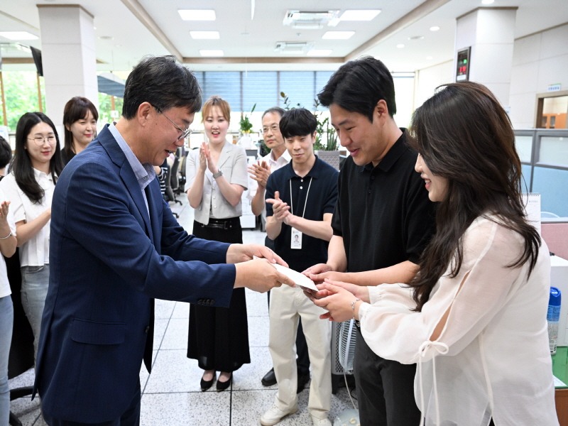 1.“아이와 함께 행복한 안산”이민근 시장, 출생등록 민원인에 축하 카드 전달(2).jpg