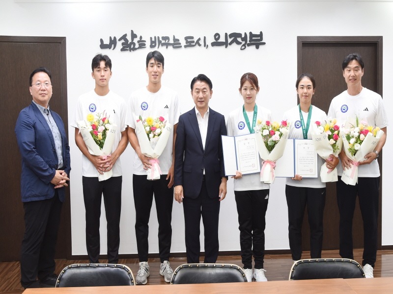 1.체육과(김동근 의정부시장, 눈부신 활약 펼친 시청 테니스팀 격려).jpg