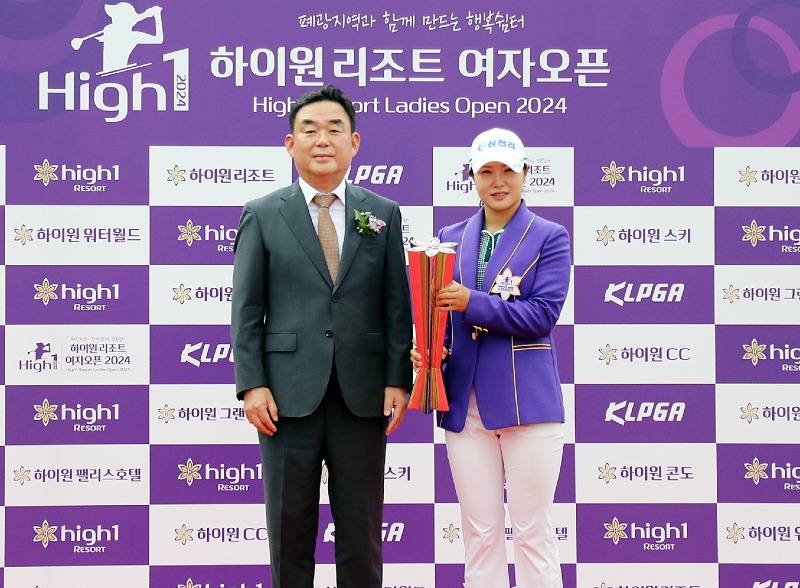 사진왼쪽 최철규 강원랜드대표이사직무대행, 오른쪽 고지우 선수.jpg