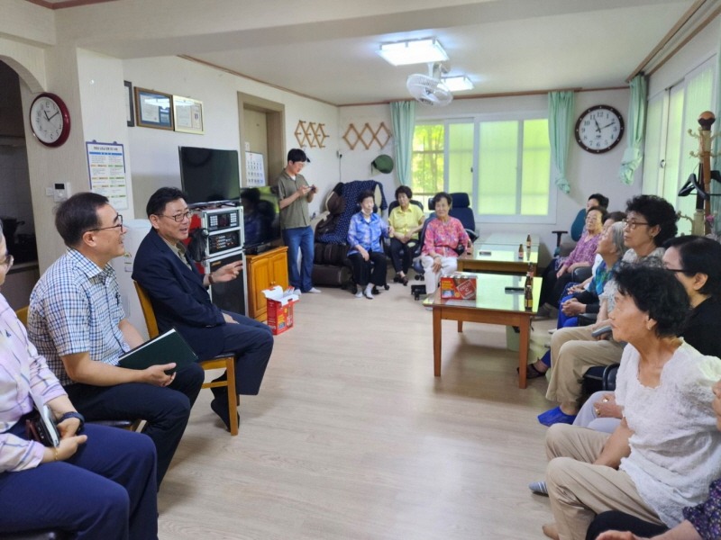 김능식 안양시부시장이 30일 수촌경로당 무더위 쉼터를 점검하고 어르신의 애로사항을 청취했다 (2).JPG
