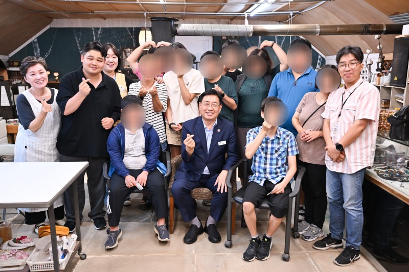 04 쪽구름농원 치유농장에 방문한 전진선 군수.jpg