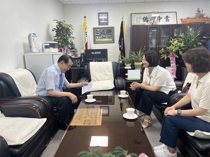 이창원 만안노인지회장 방문.jpg