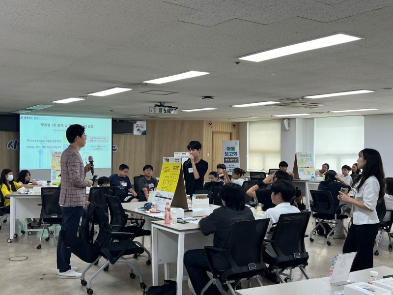 안양시는 지난 10일 시청 회의실에서 아동보고회를 열고 아동친화도시 조성 의제에 대한 아동의 다양한 의견을 수렴했다 (1).jpg