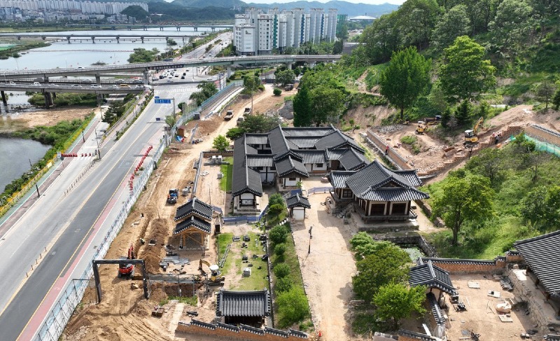 0813 ‘노블레스 오블리주’의 상징 석주 이상룡과 임청각 (2)-복원 중인 임청각.jpg
