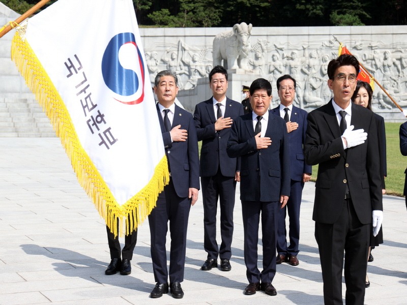 240814 김진경 의장, 광복절 맞아 국립대전현충원 참배...숭고한 희생정신 되새기며 자치분권 강화 힘쓰겠다 (1).jpg