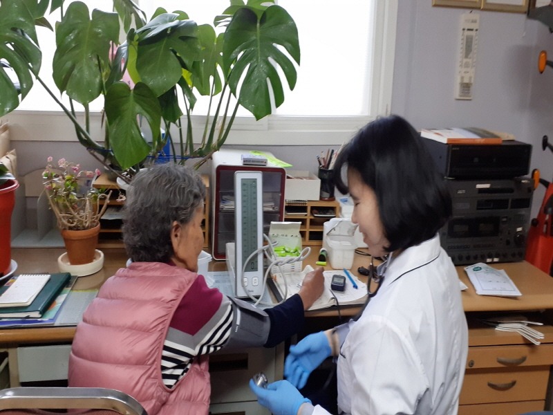 2. 파주 보건진료소 이용자수, 진료비 감면 이후 1.4배 늘었다_진료 사진 (1).jpeg