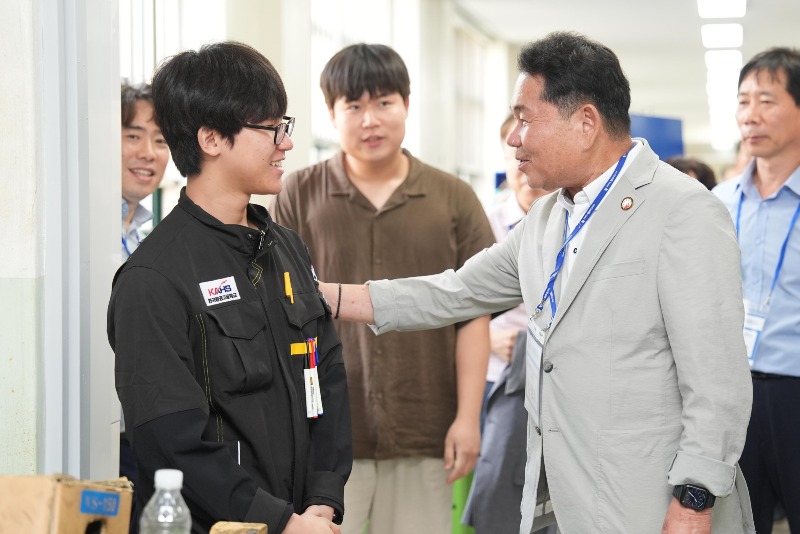 [0826]1.사진자료(신경호 교육감, 2024 전국기능대회 참가교 격려)(2).jpg