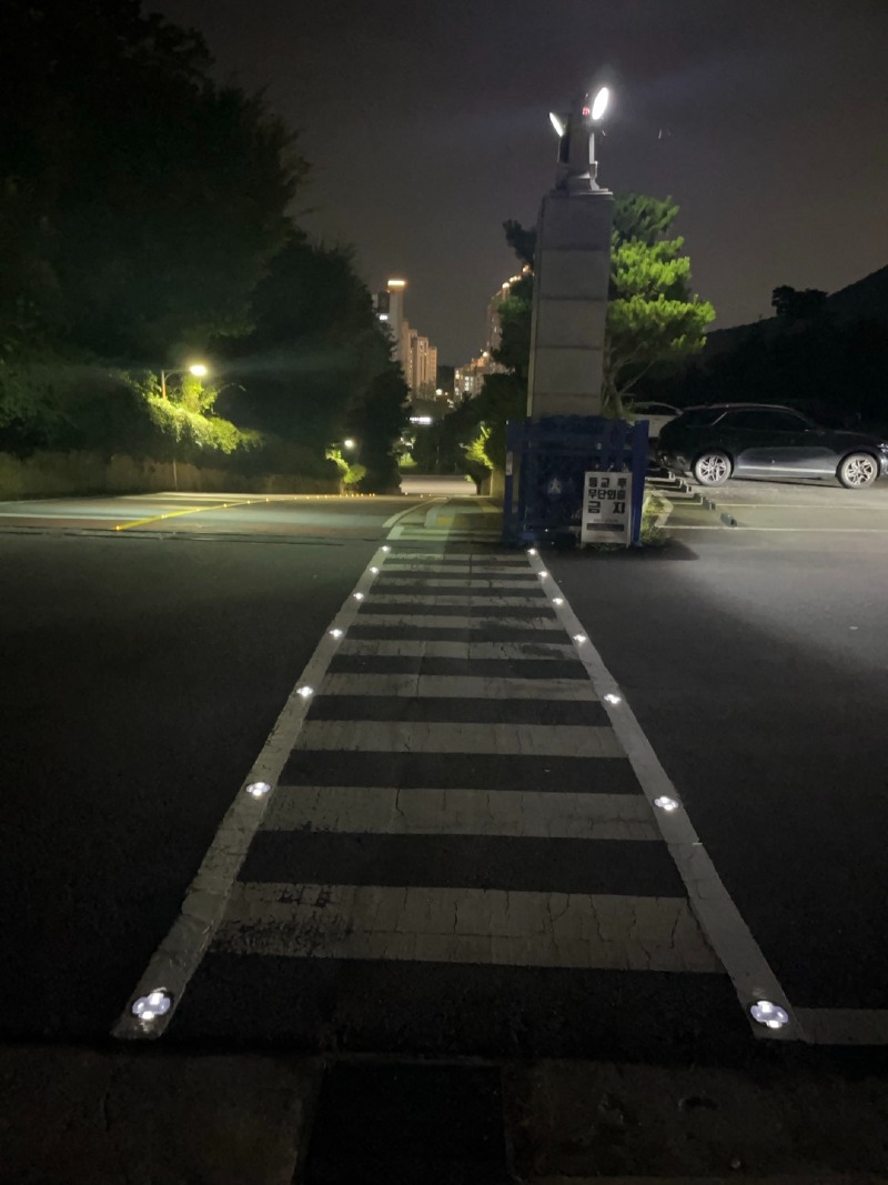 ★ [사진] 광주시교육청, 10개 학교에 보차로 분리 표시등 설치.jpg