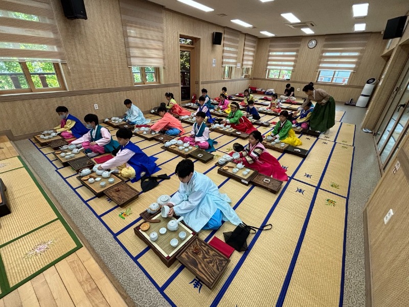선비문화체험학습관에서 다례체험을 하고 있는 어린이들.jpg