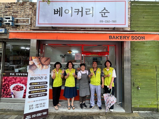 9 여수 문수동 지사협, ‘착한가게’ 5개소에 현판 전달.jpg