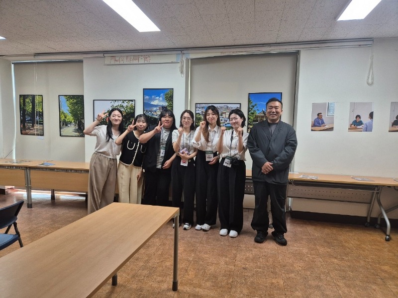 9 마을공동체지원센터 관계자와 대학생 명예주민자치위원으로 위촉된 청년들이 기념사진을 찍고 있다.jpg