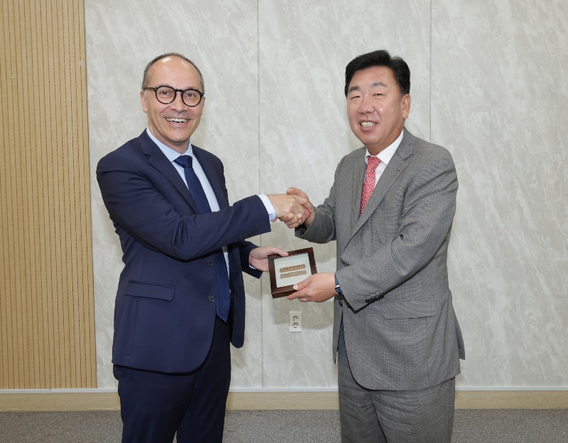 11-1 프랑스국립도서관, 이범석 청주시장 예방_사진.jpg