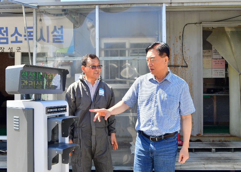 14일 거점소독시설을 찾은 김한종 장성군수.JPG