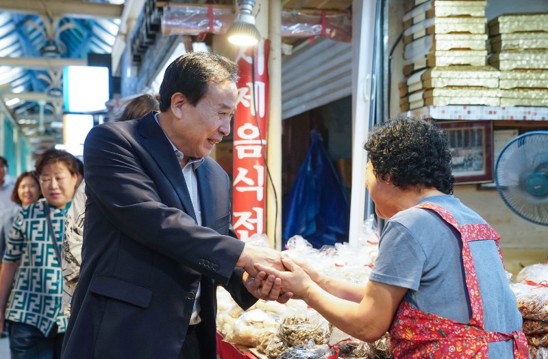 1-1.박홍률 목포시장, 추석 명절 앞두고 전통시장 방문 격려.JPG
